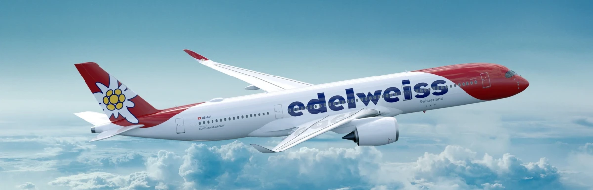 Flugzeug von edelweiss fliegt über Wolken
