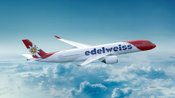 Flugzeug von edelweiss fliegt über Wolken