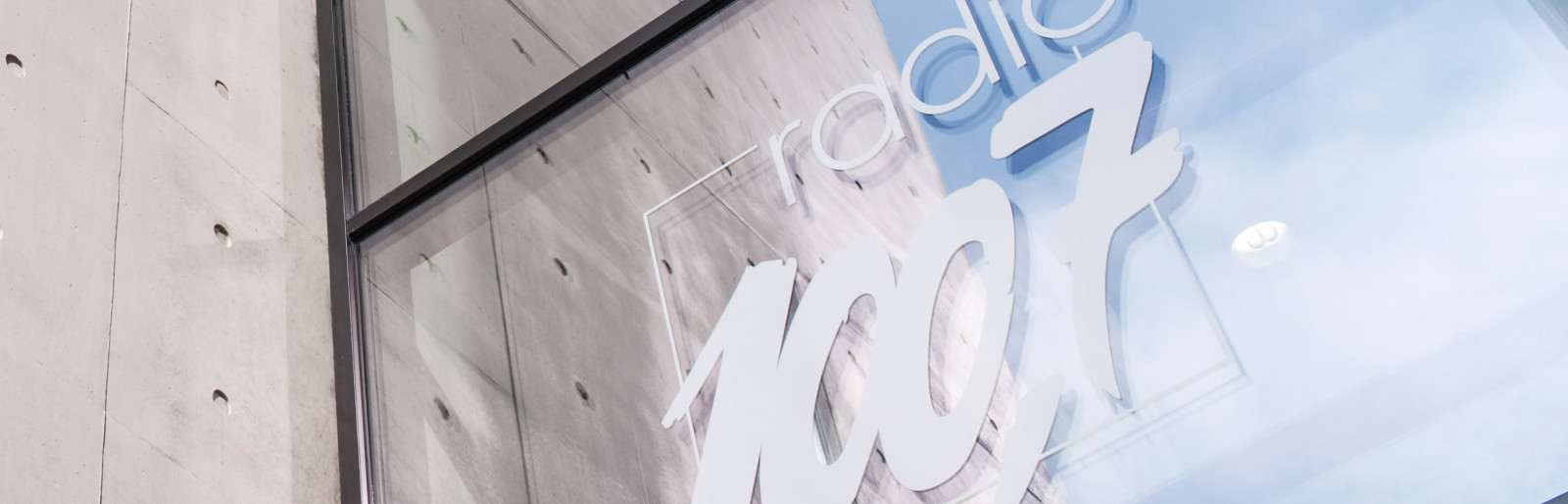 Radio 100,7 Logo an Fenster