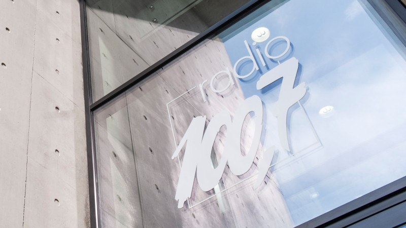Radio 100,7 Logo an Fenster