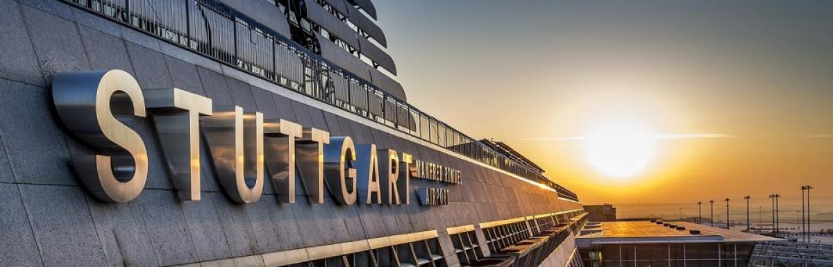 Flughafen Stuttgart bei Sonnenuntergang
