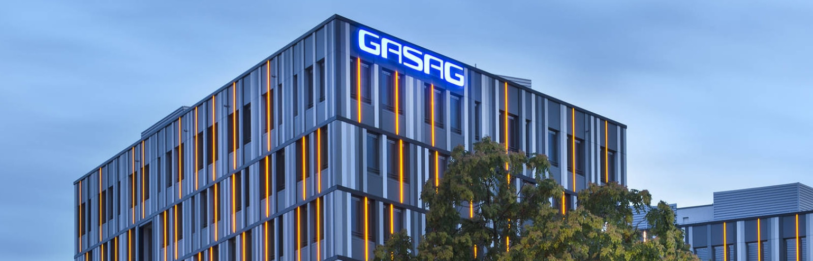 Beleuchtetes GASAG Headquarter vor Abendhimmel