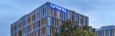 Beleuchtetes GASAG Headquarter vor Abendhimmel