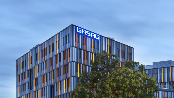 Beleuchtetes GASAG Headquarter vor Abendhimmel