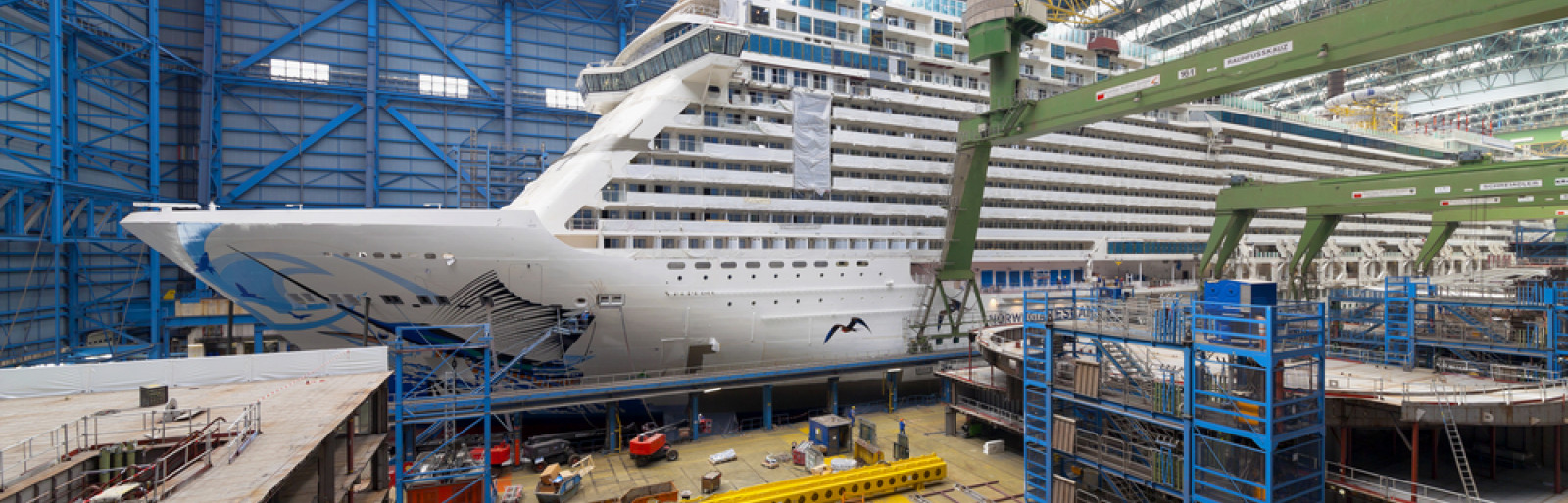 Schiff in der Meyer Werft