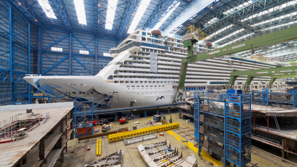Schiff in der Meyer Werft