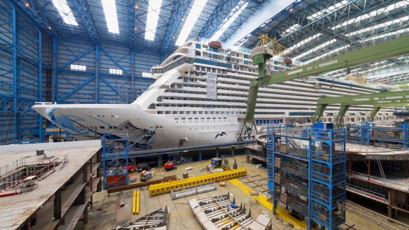 Schiff in der Meyer Werft