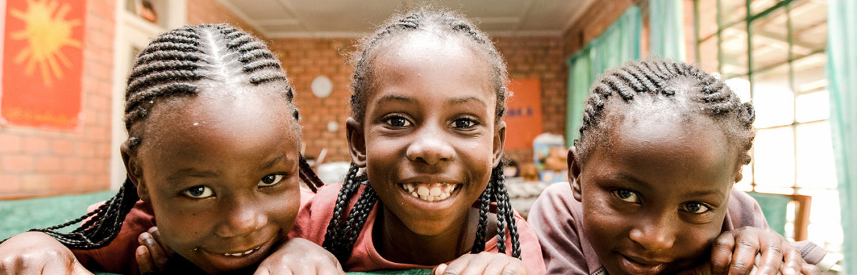 Drei Mädchen für die Referenz SOS Kinderdorf