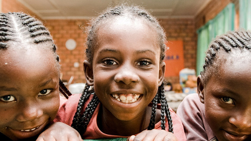 Drei Mädchen für die Referenz SOS Kinderdorf